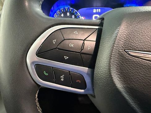 Used 2023 Chrysler Pacifica Touring-L FWD image 17