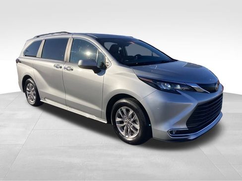 Used 2024 Toyota Sienna XLE image 7