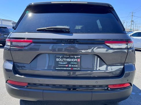 Used 2024 Jeep Grand Cherokee Altitude AWD/4WD image 6