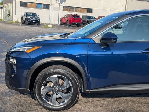 Used 2024 Nissan Rogue SV AWD/4WD image 2