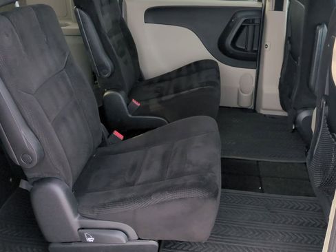 Used 2014 Dodge Grand Caravan SXT image 22