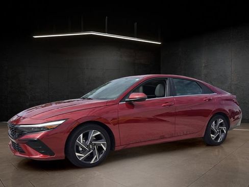 Used 2025 Hyundai Elantra Limited FWD image 3
