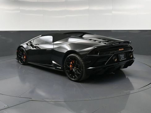 Used 2022 Lamborghini Huracan EVO RWD image 3