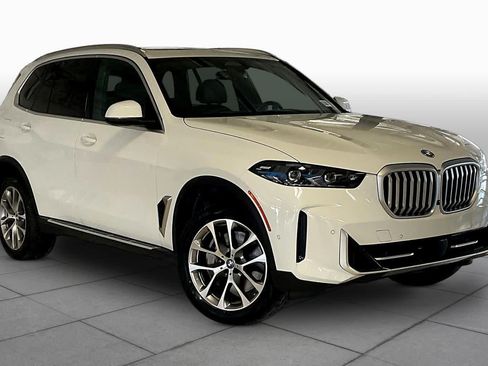 Used 2025 BMW X5 xDrive50e AWD/4WD image 3