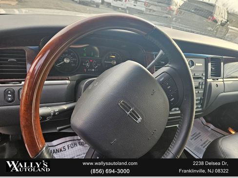 Used 2011 Lincoln Town Car Signature L image 19