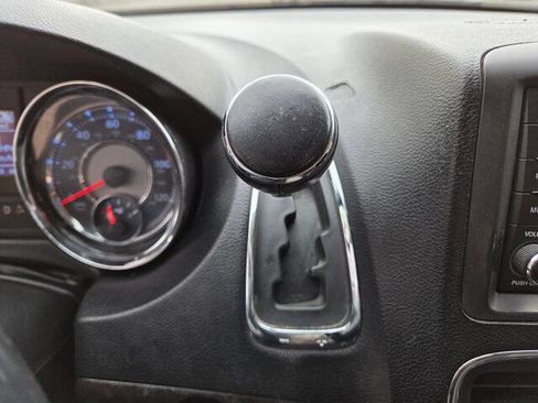 Used 2014 Chrysler Town & Country Touring w/ Driver Convenience Group FWD image 27
