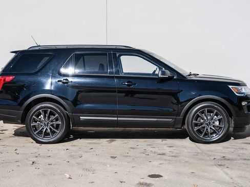 Used 2018 Ford Explorer XLT w/ Equipment Group 202A image 7