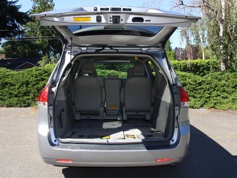 Used 2011 Toyota Sienna XLE w/ Entertainment Pkg FWD image 20