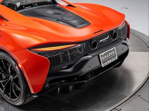 Used 2023 McLaren Artura image 16