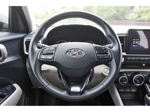 Certified 2022 Hyundai Venue Limited FWD image 16