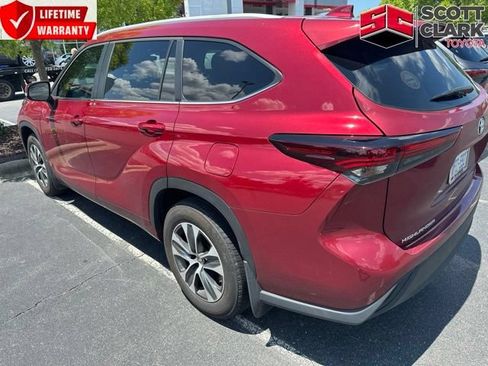 Used 2025 Toyota Highlander XLE FWD image 1