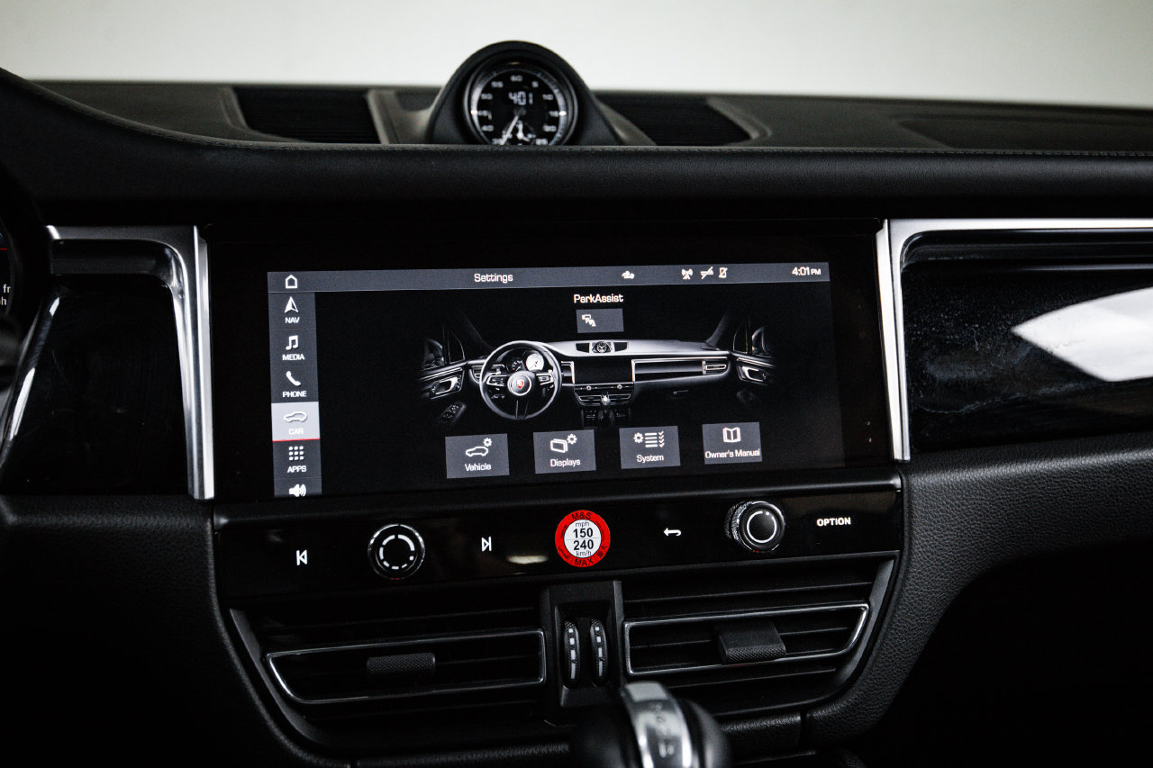 Certified 2023 Porsche Macan Turbo AWD/4WD image 18
