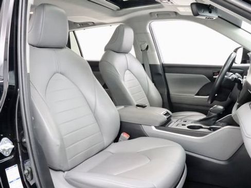 Used 2022 Toyota Highlander XLE AWD/4WD image 25