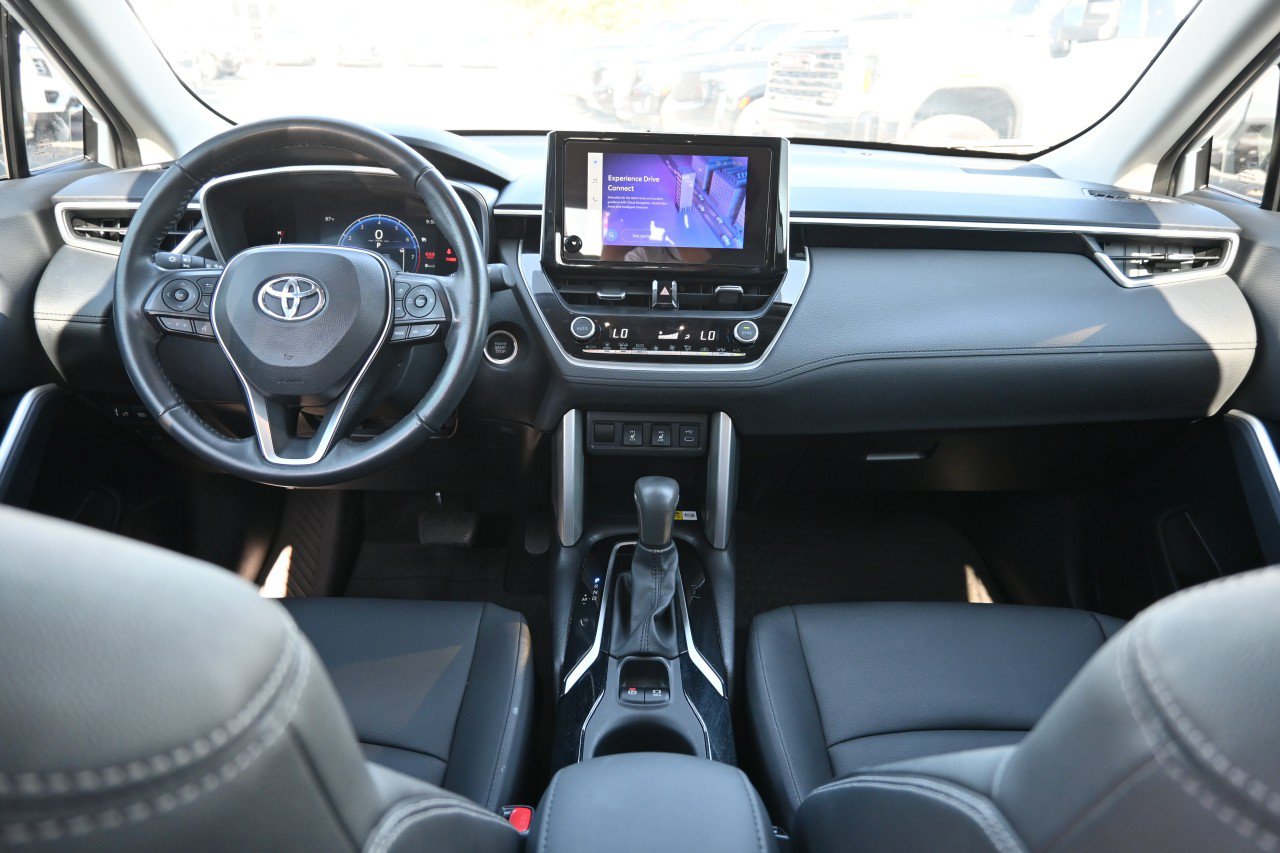 Used 2023 Toyota Corolla Cross XLE w/ Convenience Package FWD image 7