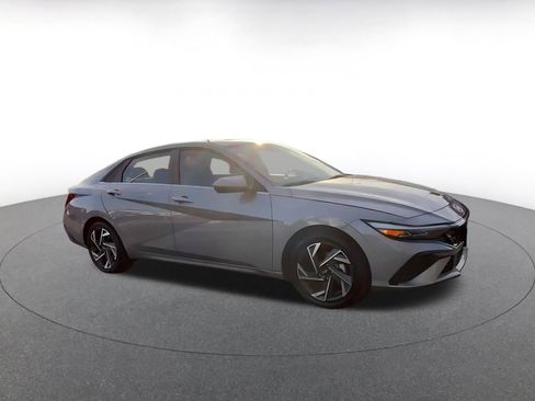Used 2025 Hyundai Elantra Limited image 2