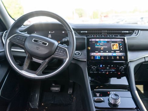 Used 2022 Jeep Grand Cherokee L Limited w/ Luxury Tech Group II AWD/4WD image 13