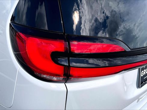 Used 2024 Chrysler Pacifica Limited FWD image 29
