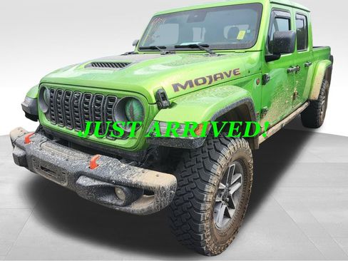 Used 2025 Jeep Gladiator Mojave AWD/4WD image 3