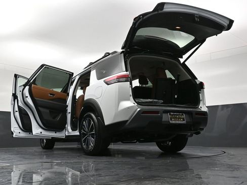 New 2026 Nissan Pathfinder Platinum AWD/4WD image 39