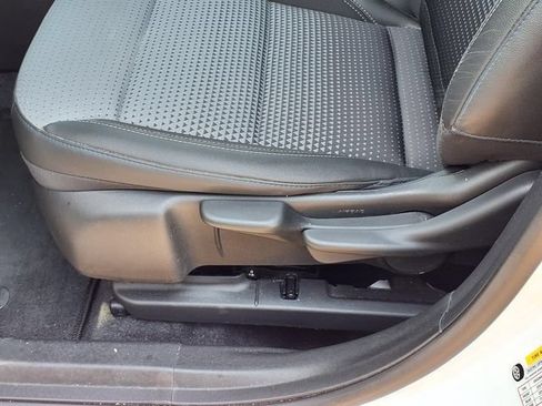 Used 2024 Chevrolet Trax LT w/ LT Convenience Package FWD image 4