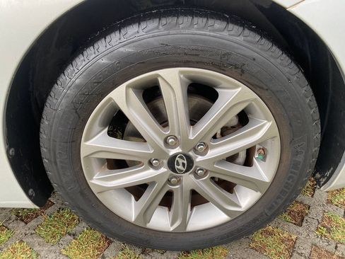 Used 2016 Hyundai Elantra SE w/ Option Group 02 FWD image 27