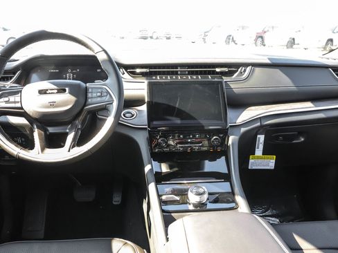 New 2025 Jeep Grand Cherokee Limited w/ Luxury Tech Group II image 16