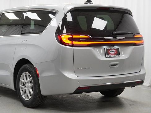 New 2026 Chrysler Pacifica Select image 13
