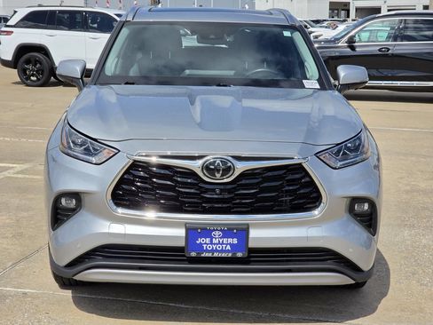 Used 2023 Toyota Highlander Platinum FWD image 3