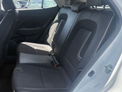 Used 2023 Hyundai Venue Limited FWD image 11