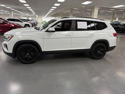 Used 2025 Volkswagen Atlas SE AWD/4WD image 4