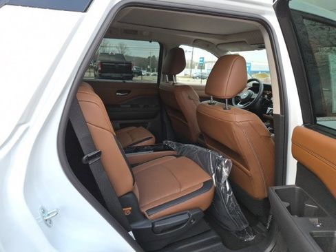 New 2025 Nissan Pathfinder Platinum image 16