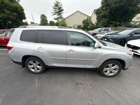 Used 2012 Toyota Highlander Limited w/ Tow Pkg FWD image 1