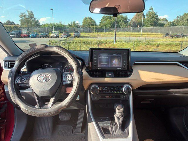 Used 2022 Toyota RAV4 LE AWD/4WD image 11