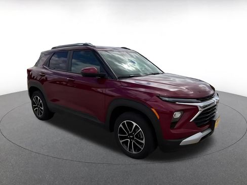 Used 2024 Chevrolet TrailBlazer LT w/ Driver Confidence Package AWD/4WD image 2