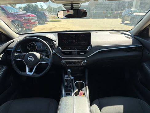 Used 2024 Nissan Altima 2.5 SV w/ SV Premium Package FWD image 9