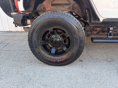 Used 2014 Jeep Wrangler Unlimited Rubicon w/ Connectivity Group AWD/4WD image 26