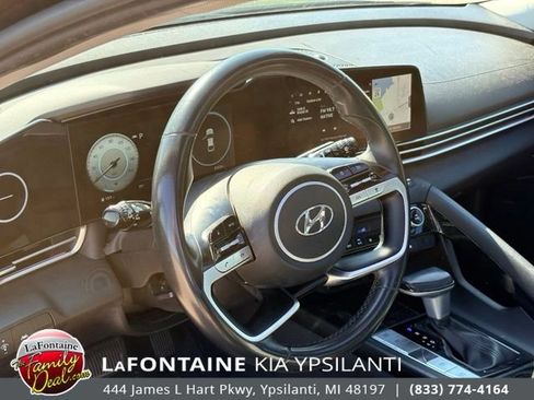 Used 2022 Hyundai Elantra Limited w/ Preferred Accessory Package FWD image 12