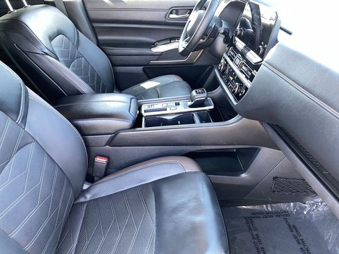 Certified 2024 Nissan Pathfinder Platinum FWD image 10