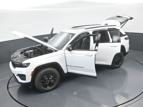 Used 2025 Jeep Grand Cherokee Altitude image 58