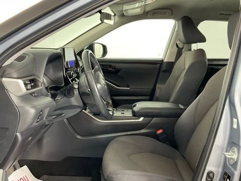Used 2023 Toyota Highlander LE FWD image 10