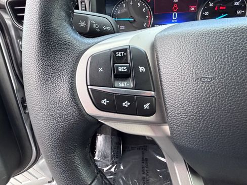 Used 2023 Ford Explorer XLT AWD/4WD image 25