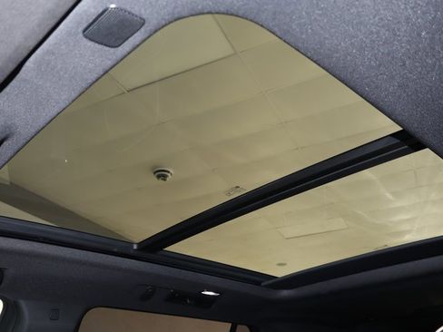 Used 2023 GMC Yukon XL SLT image 32