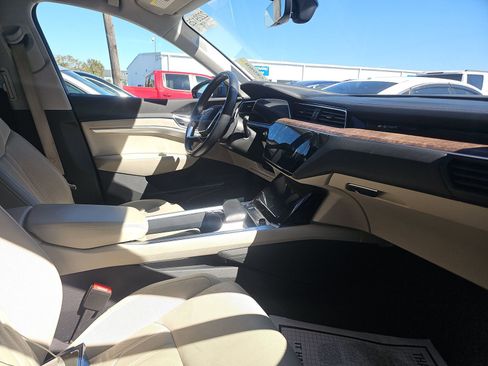 Used 2019 Audi e-tron Prestige w/ Prestige Package image 15