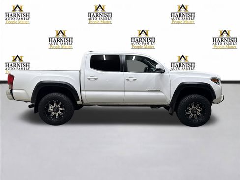 Used 2017 Toyota Tacoma TRD Off-Road w/ Tow Package (A/T) image 6