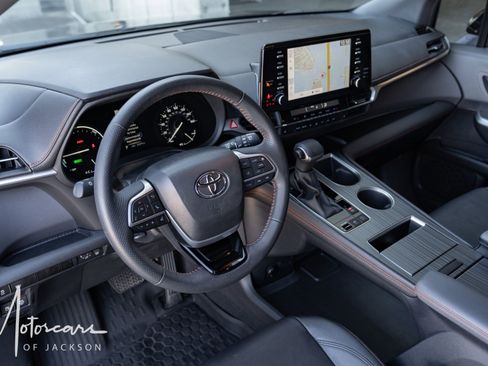 Used 2023 Toyota Sienna XSE image 36