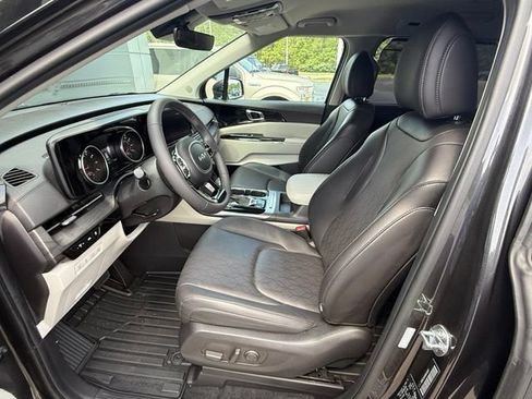 Used 2024 Kia Carnival EX FWD image 11