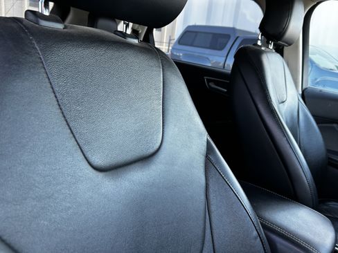 Used 2019 Ford Edge Titanium image 13