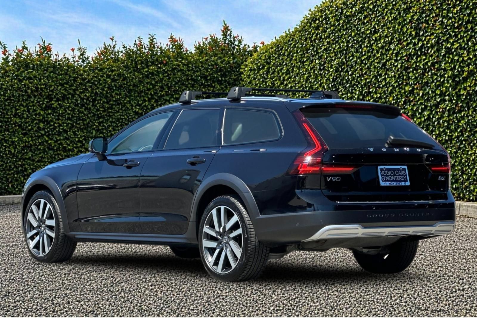 Used 2025 Volvo V90 B6 Cross Country Ultra AWD/4WD image 6