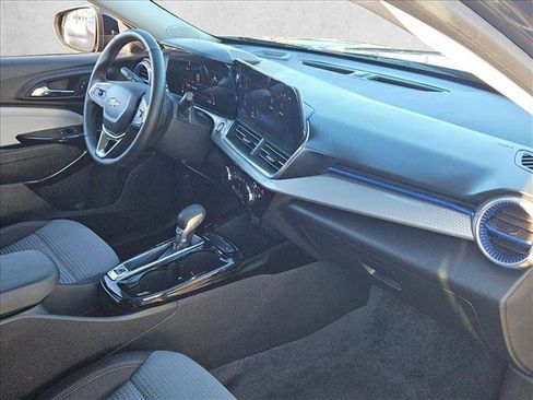 Used 2025 Chevrolet Trax LT w/ LT Convenience Package image 21