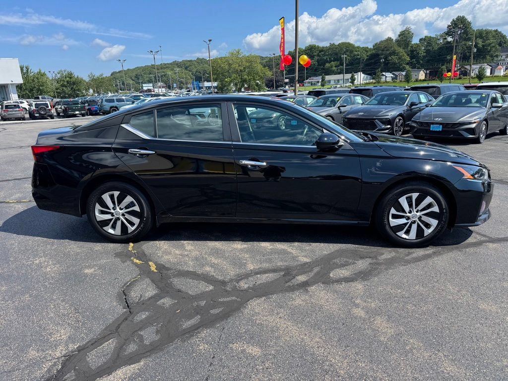 Used 2024 Nissan Altima 2.5 S FWD image 4